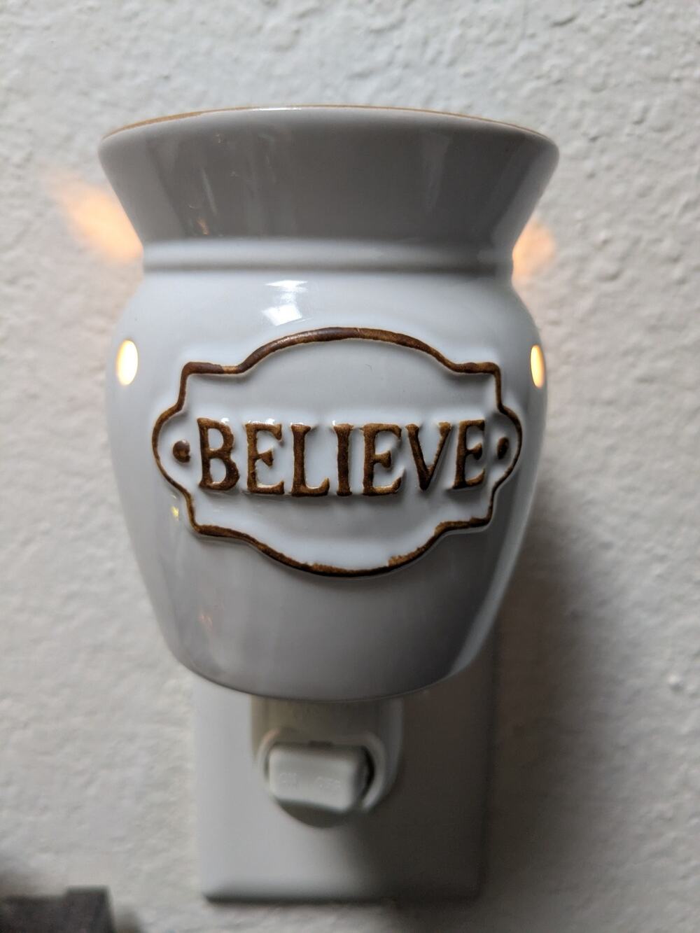 Scentsy Believe Mini Wall Plug-in 15W Wax Warmer w/ Box & New Bulb Retired